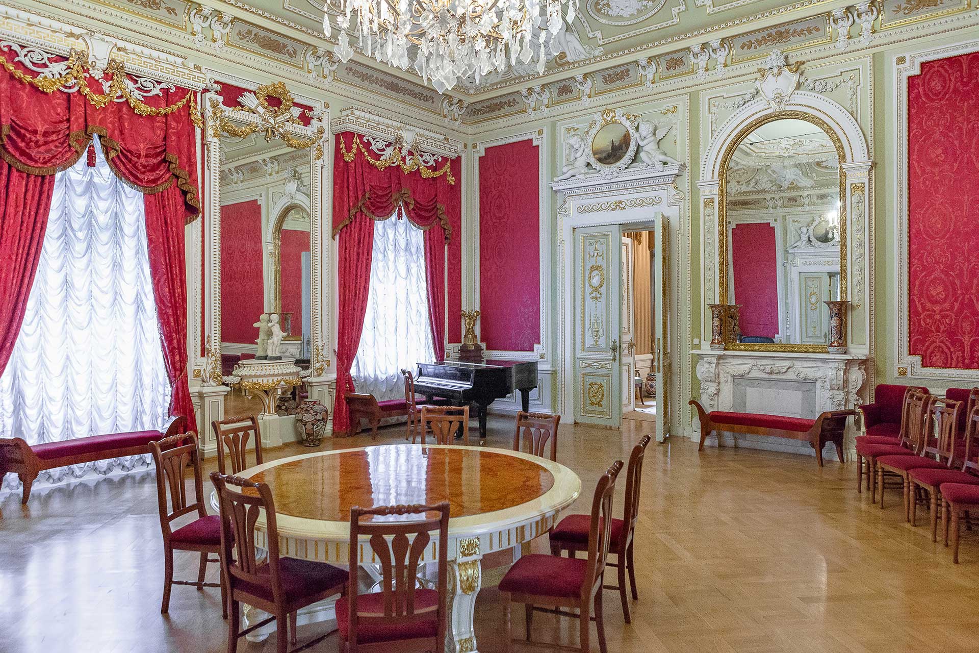 дворцы петербурга