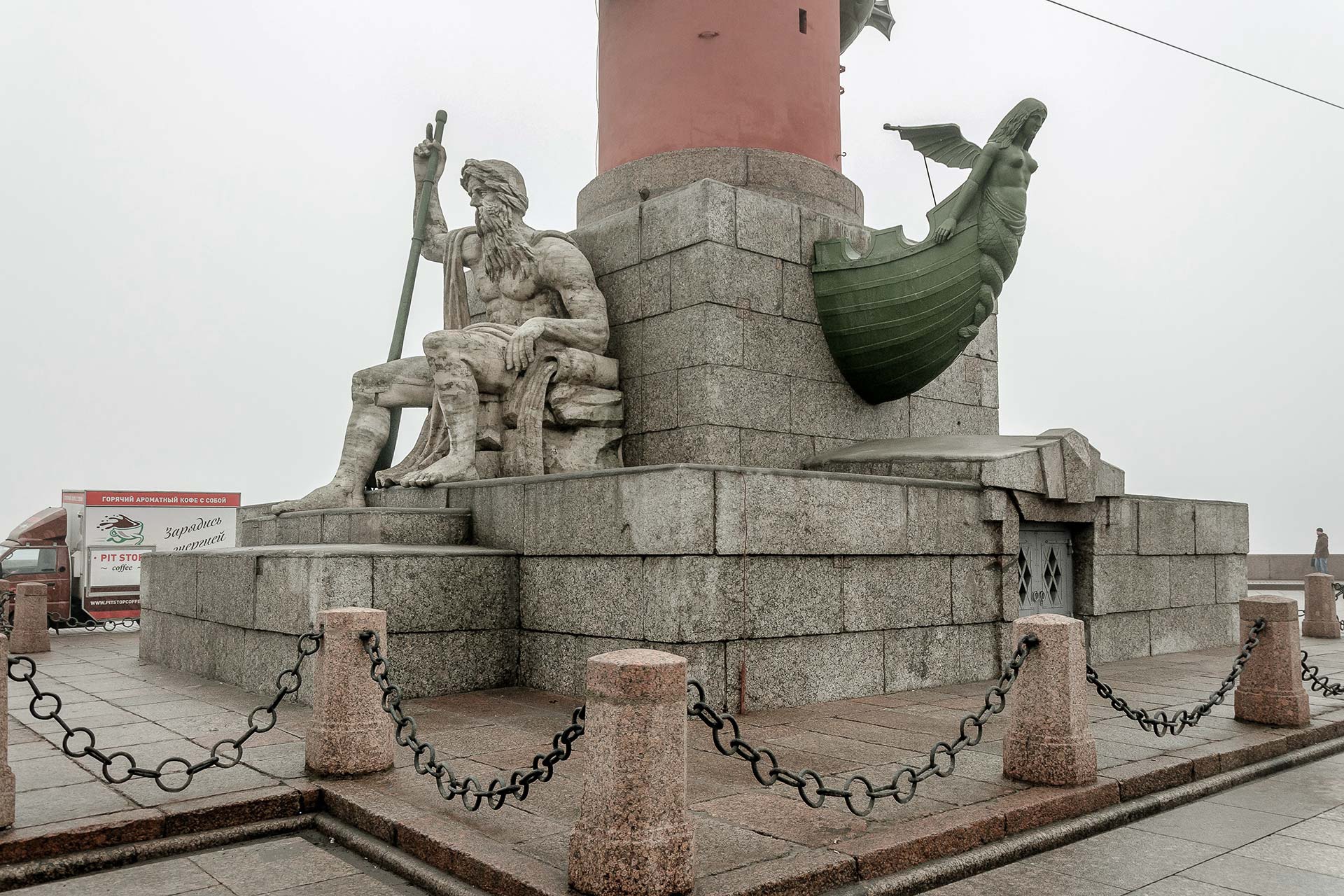 колонны +на стрелке васильевского острова