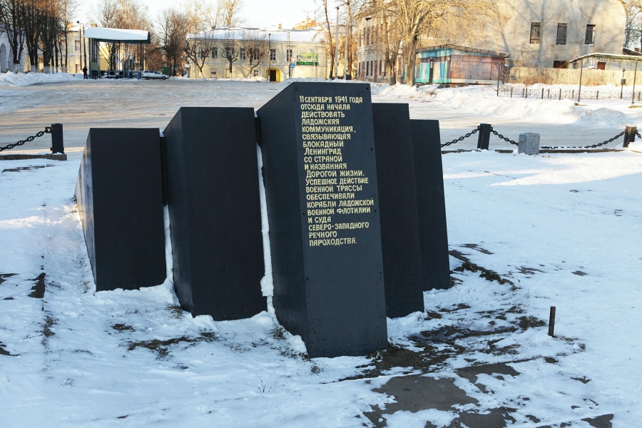 Памятник морякам и судам Ладожской военной флотилии
