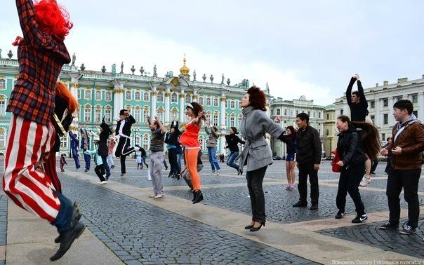 Танцевальная зарядка на Дворцовой площади 