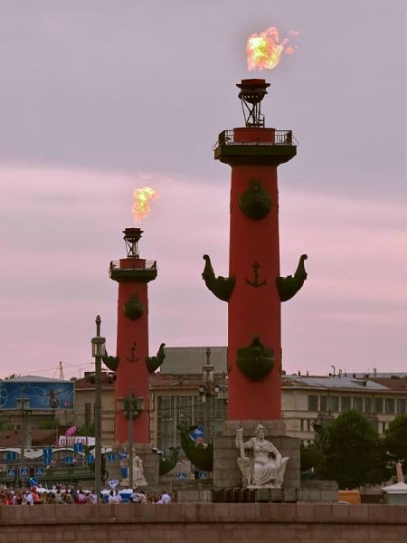 Ростральные колонны в Петербурге фото