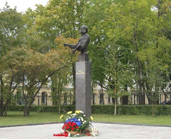 Памятник И.А.Айвазовскому