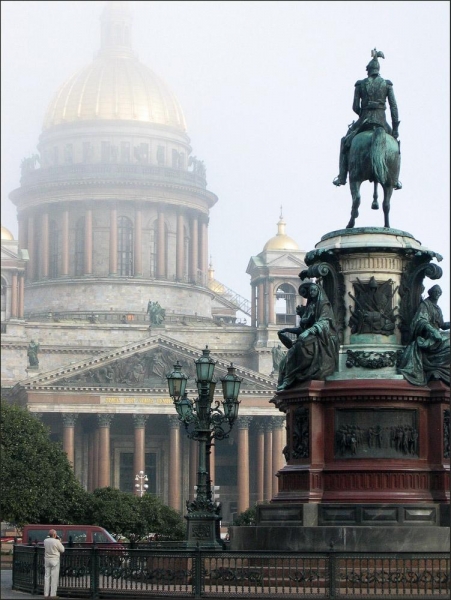 Памятник императору Николаю I на Исаакиевской площади в Санкт-Петербурге - фото